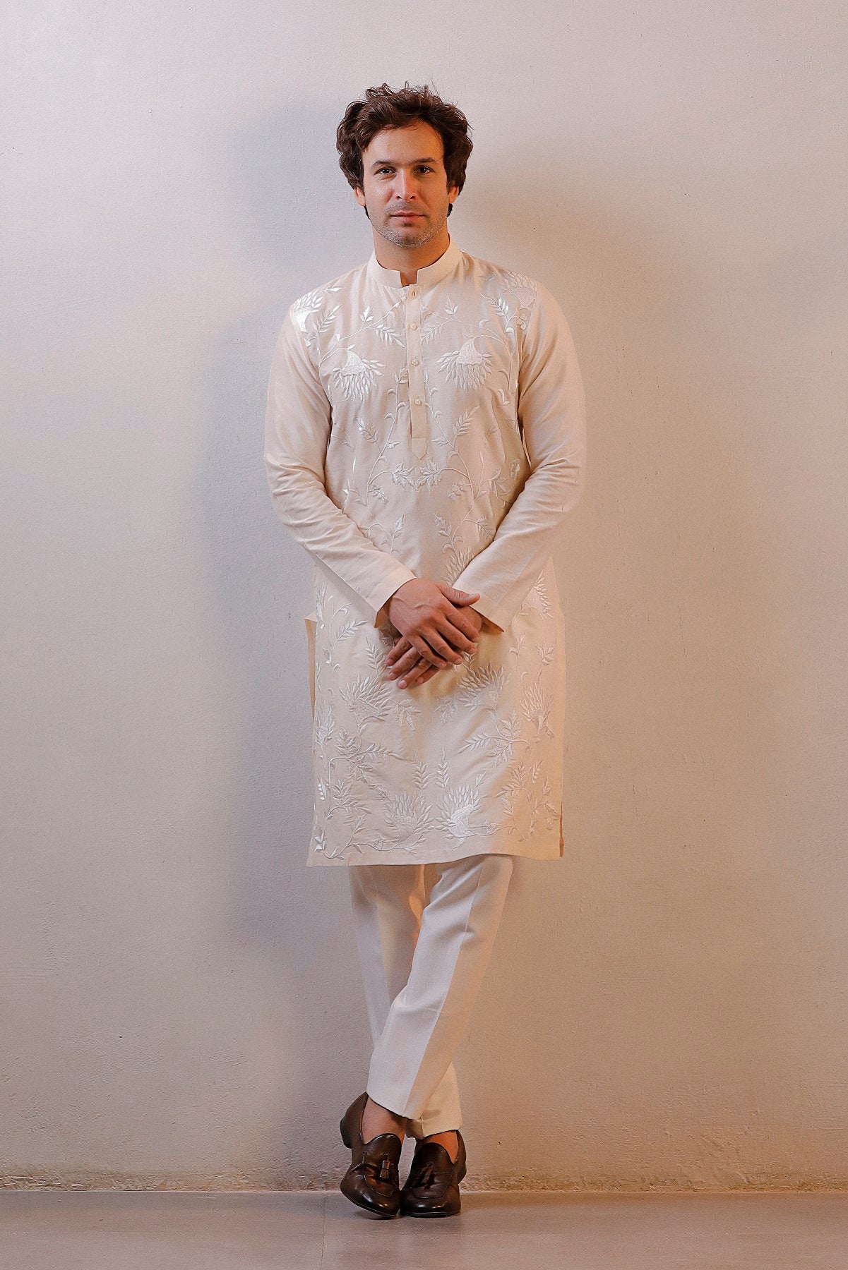 THREAD EMBROIDERY WHITE KURTA PANT